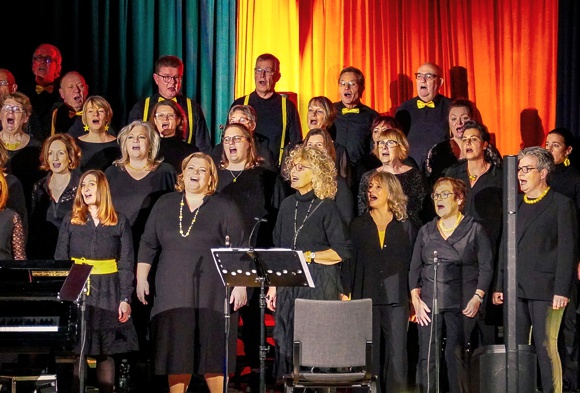 Bild: Auf der rechten Seite der B�hne singend vorne die Damen vom Sophran, dahinter die Herren vom Tenor.