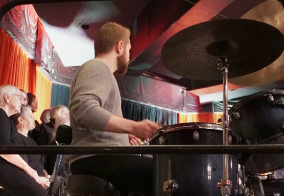 Bild: Max Lumer am Schlagzeug in Aktion.
